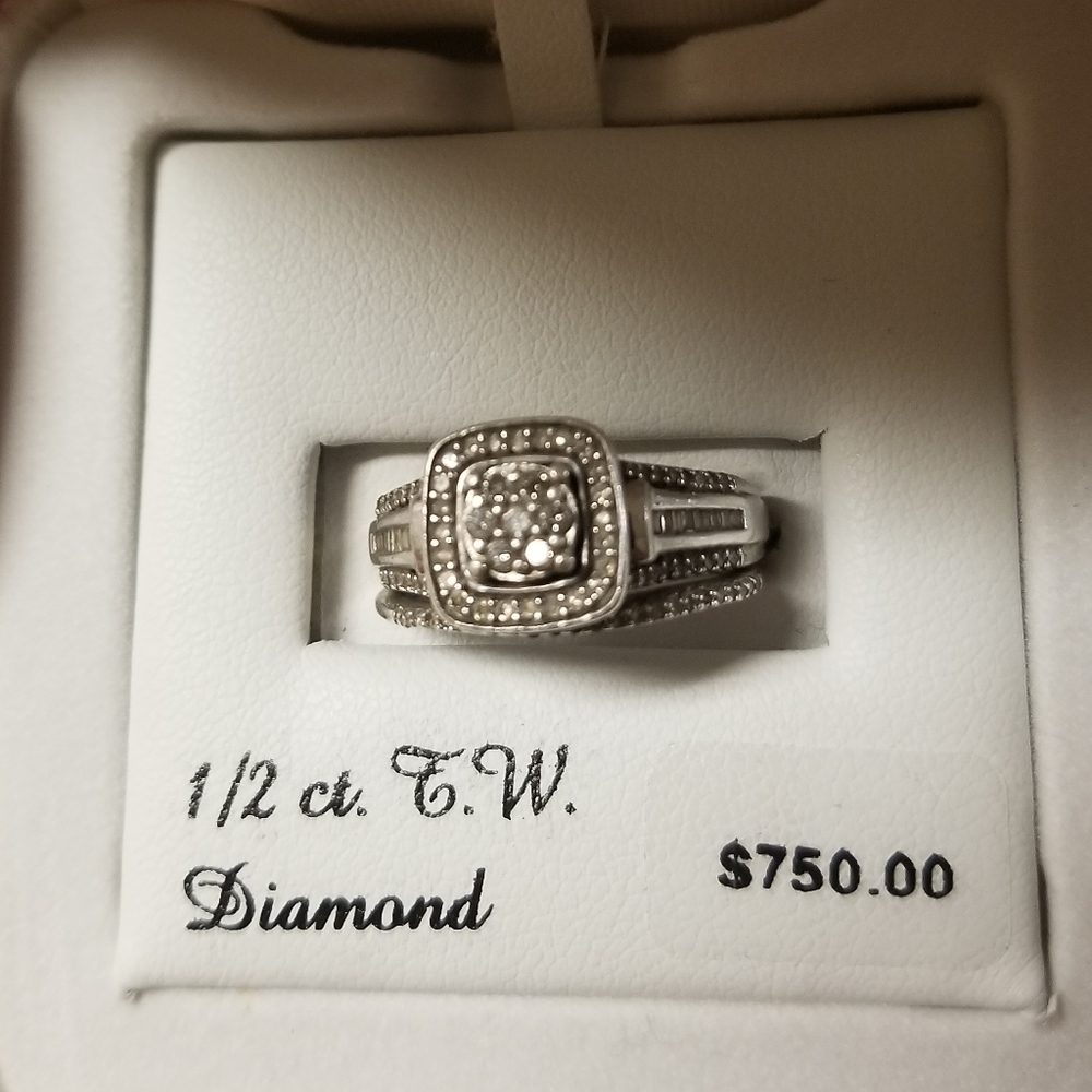 Halo engagement ring